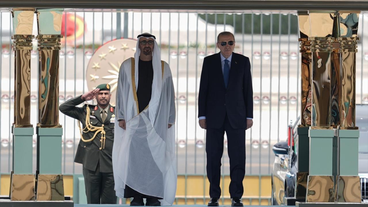 Cumhurbaşkanı Erdoğan, BAE Devlet Başkanı Al Nahyan'ı resmi törenle karşıladı