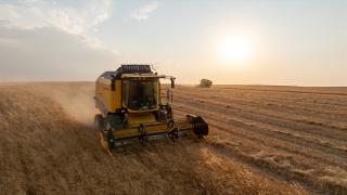 Ankara’da biçerdöverlerin buğday hasadı mesaisi gece gündüz sürüyor