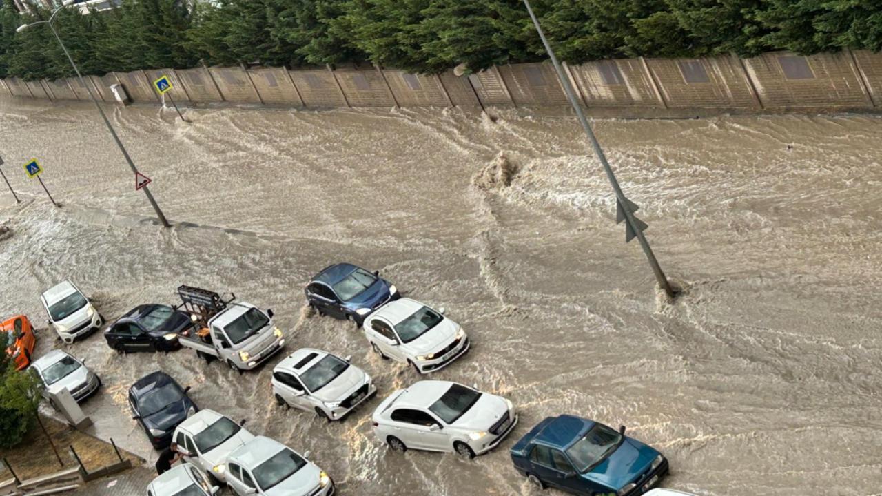 Başkent'te sağanak ve fırtına hayatı olumsuz etkiledi