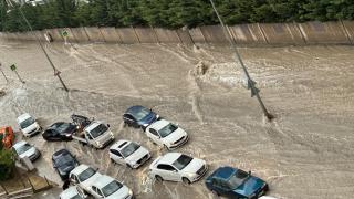Başkentte sağanak ve fırtına hayatı olumsuz etkiledi