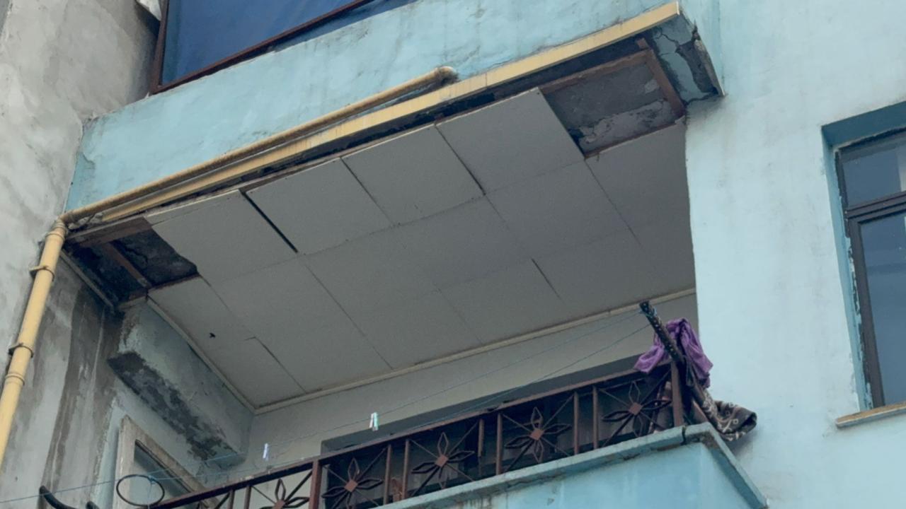 Küçükçekmece'de 2 katlı binada balkon çöktü