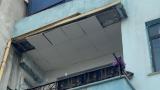 Küçükçekmece'de 2 katlı binada balkon çöktü
