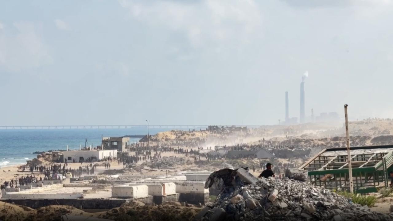 Katil İsrail ordusu Gazze'de insani yardım bekleyen Filistinlileri hedef aldı