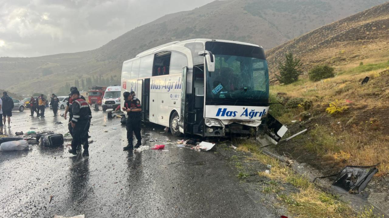 Sivas'ta yolcu otobüsü dağın yamacına çarptı