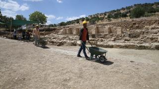 Hava sıcaklığının 45 dereceyi bulduğu Güneydoğu'da tarihin izini sürüyorlar