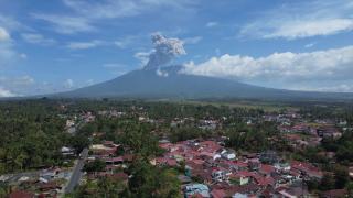 Endonezya'daki Marapi Yanardağı yeniden faaliyete geçti
