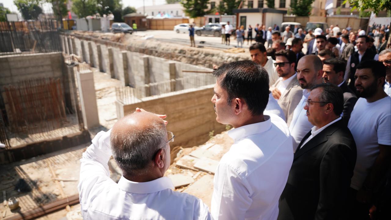 Bakan Kurum’dan deprem bölgesindeki müteahhitlere 24 saat uyarısı