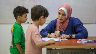 Mısır'a göç eden Gazzeli öğretmen, mesleğini gönüllü olarak sürdürüyor