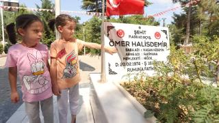 15 Temmuz kahramanı şehit Ömer Halisdemir'in kabrinde yoğunluk yaşanıyor