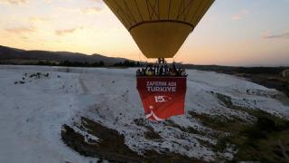 Pamukkale'de sıcak hava balonları "15 Temmuz" dolayısıyla Türk bayraklarıyla havalandı
