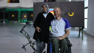 Felç kalan eşini tekerlekli sandalyeyle "hedefe" taşıyor