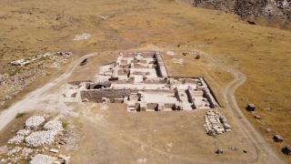 Tripolis'in seçkinlerini antik kentin balık havuzlu villasında ağırlamışlar