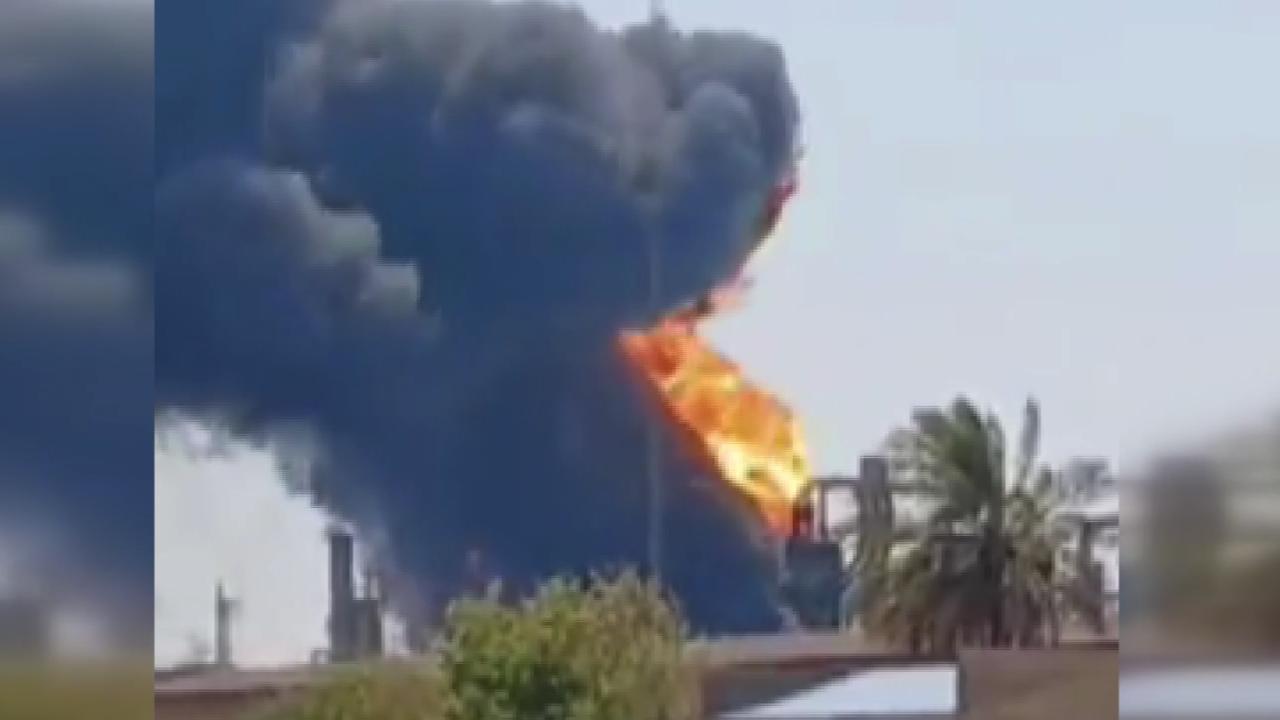 İran'ın güneybatısındaki Abadan petrol rafinerisinde yangın
