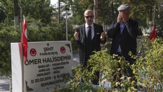 Zekai Aksakallı, kahraman şehit Halisdemir'in mezarını ziyaret etti