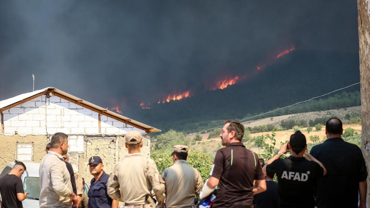"Ekiplerin yoğun müdahalesiyle alevlerin Büyükyenice`ye ulaşması engellendi"