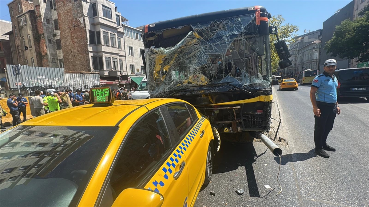 İstanbul'da zincirleme kaza: 9 araç birbirine girdi