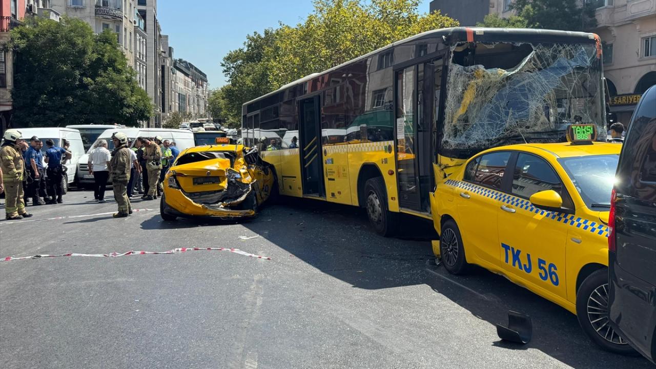İstanbul'da zincirleme kaza: 9 araç birbirine girdi