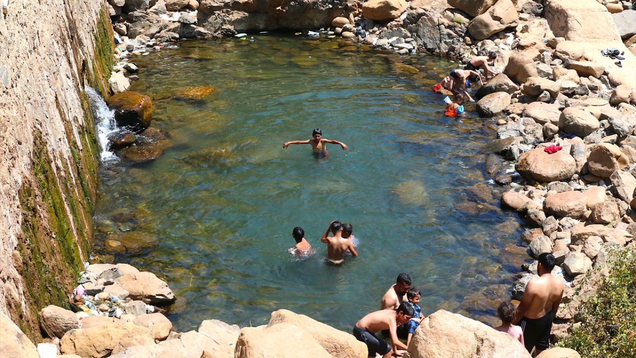 Hatay`da sıcaktan bunalanlar derede yüzdü