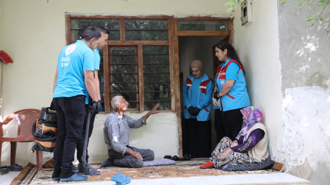 "Devletin sıcak elini onlara yansıtmaya çalışıyoruz"