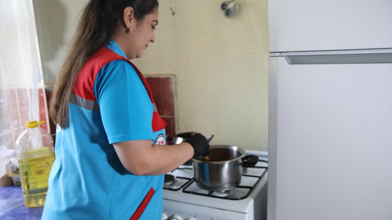 "Güler yüzümüzle gönüllerine dokunuyoruz."