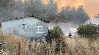 Antalya Aksu'da ekiplerin yangınla mücadelesi kamerada