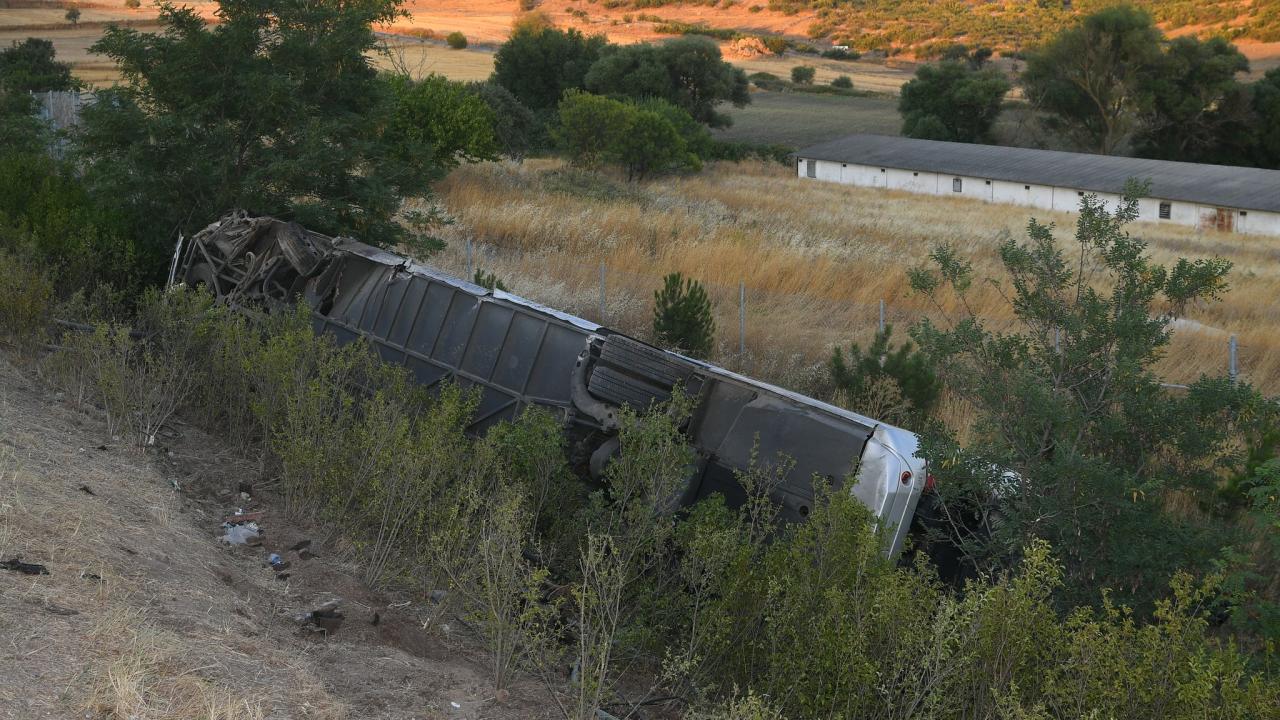 Balıkesir'de otobüs şarampole devrildi: 27 yaralı