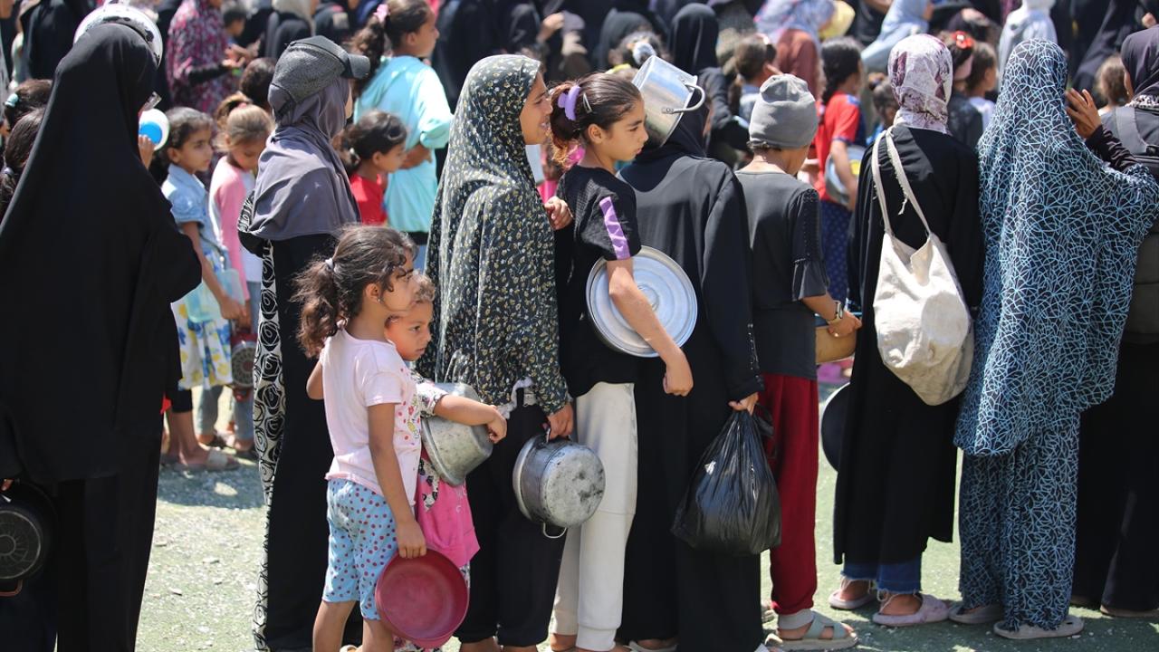 Filistinliler, yemek alabilmek için sıcak havaya rağmen kuyrukta bekliyor