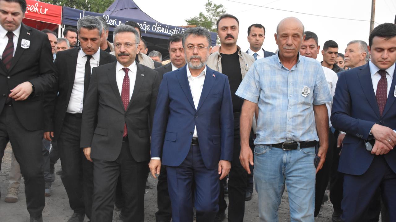 Bakan Yumaklı'dan, orman yangını şehitlerinden Kocaman'ın ailesine taziye ziyareti