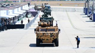 IDEF 2025'te yerli savunma sanayii araçlarıyla geçiş töreni