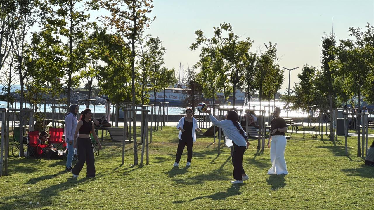 Sıcaktan bunalan İstanbullular sahil ve parklarda serinledi