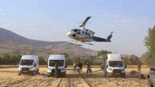 Kesintisiz enerji için helikoptere bağlı sepette saatlerce mesai yapıyorlar
