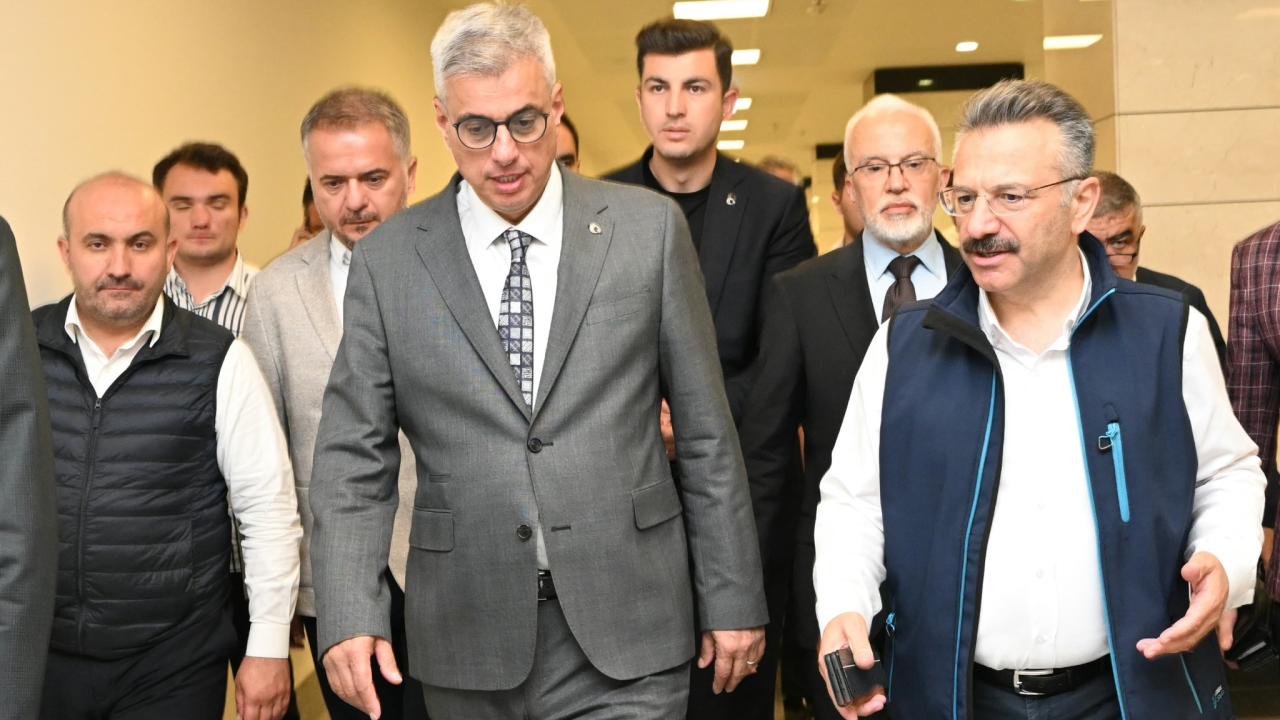 Bakan Memişoğlu, yaralanan orman işçisini hastanede ziyaret etti