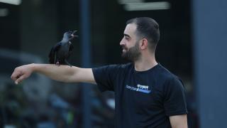 Bingöllü motosiklet teknisyeni hayata bağladığı karga "Şimşek" ile dost oldu