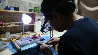 Depremzede zanaatkar tarihi külliyede açtığı atölyede mesleğini sürdürüyor