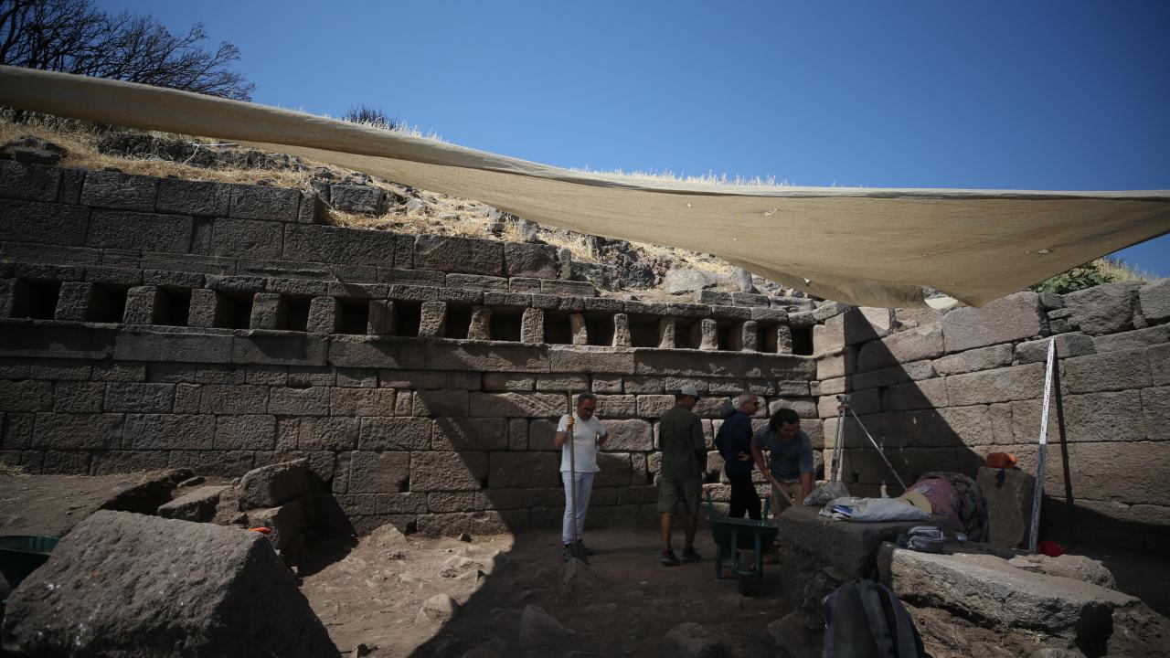 "Antik kentte önemli bir stoa gün yüzüne çıkarılıyor"