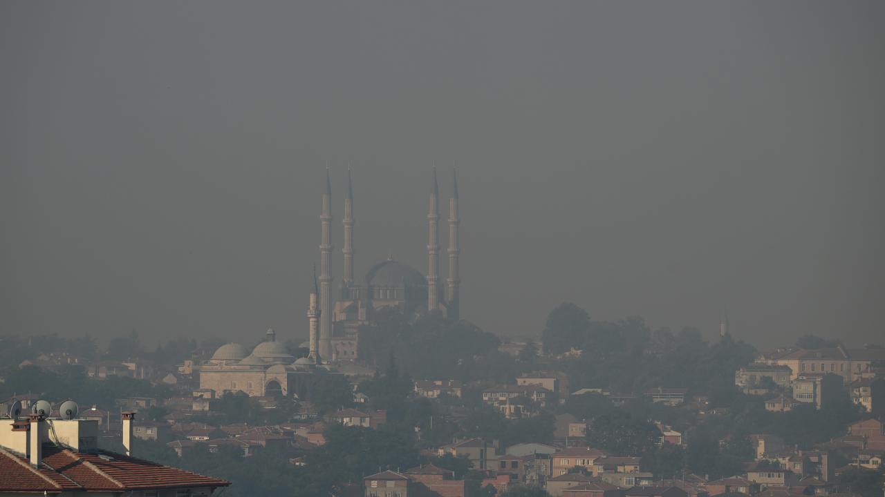 Bulgaristan'daki orman yangınının koku ve dumanı Edirne'ye ulaştı