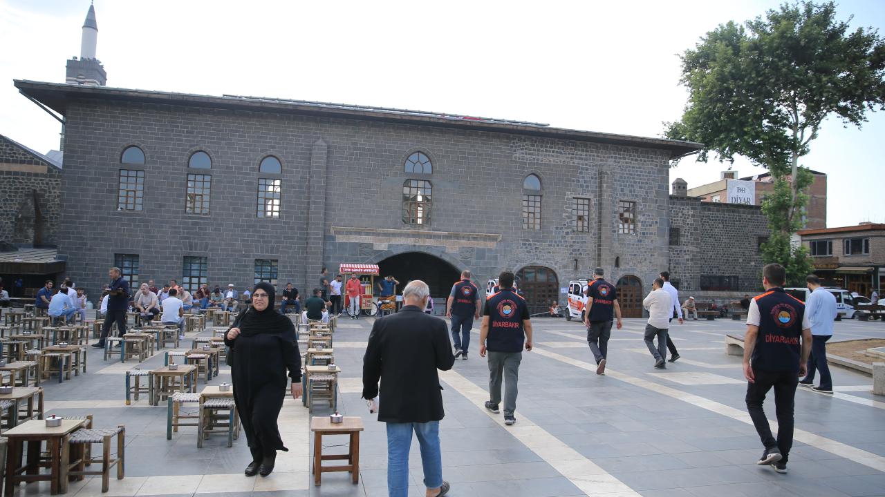 Esnaf, yabancı turistlerle iletişim kurmak için turizm polisinden destek alıyor