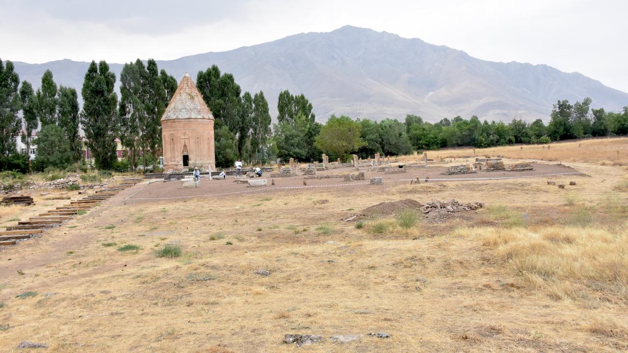 "Mezar taşlarıyla ilgili çalışmalarımız devam ediyor"