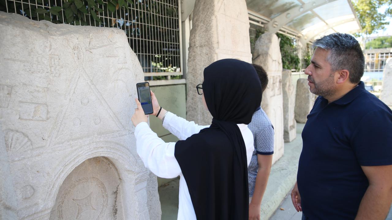"Uygulama Türkiye ve yurt dışındaki Roma dönemine ait mezar taşları hakkında bilgi veriyor"
