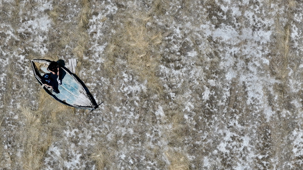 Göl ortasındaki tekne kuraklığın fotoğrafı oldu