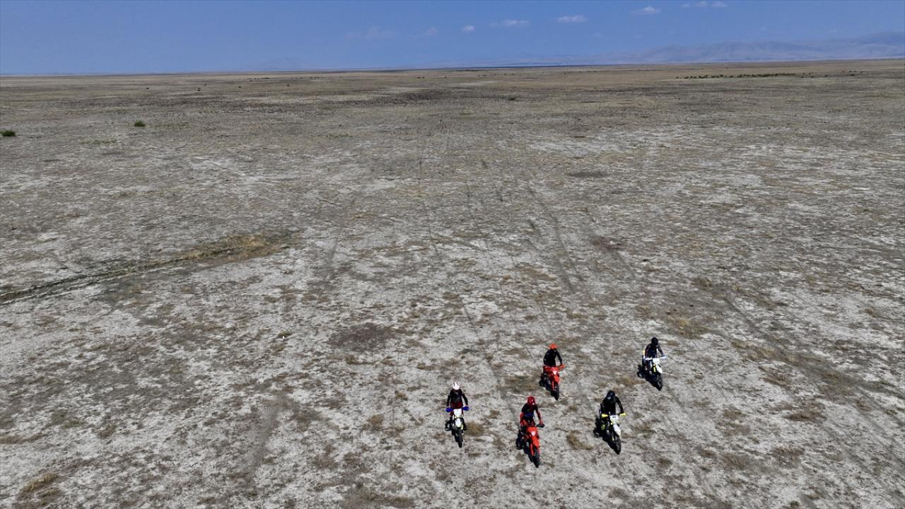 Kuruyan Akşehir Gölü'nden motosikletlerle geçtiler
