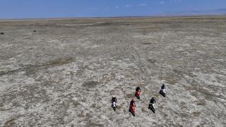 Kuruyan Akşehir Gölü'nden motosikletlerle geçtiler