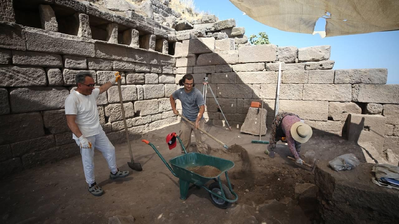 Assos'ta 3 bin 500 yıllık stoa gün yüzüne çıkarılıyor