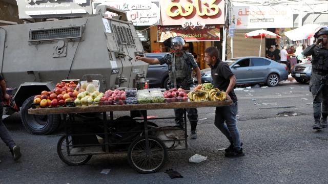 İsrail ordusu, yerleşimci baskını öncesi El Halil’deki çarşıları kapattı