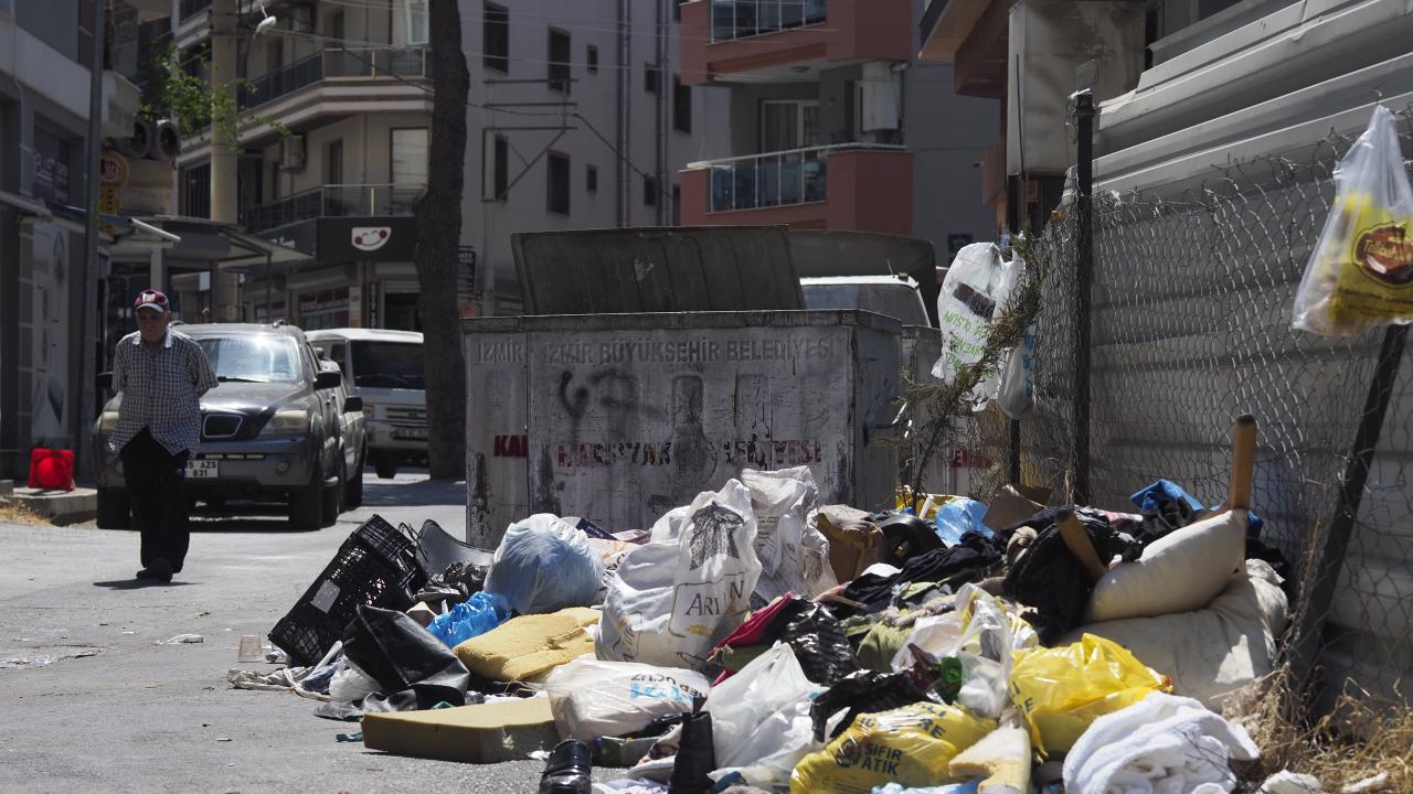 İzmir'de çöpler toplanmadı, sokakları kötü koku sardı