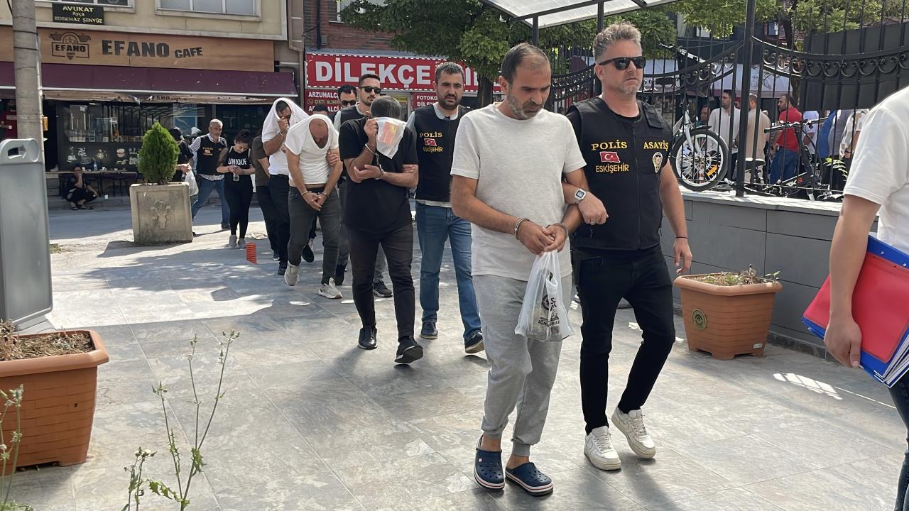 'Dublör' kullanarak 10 milyon liralık arsa vurgunu yaptılar