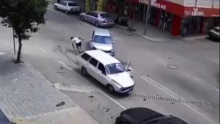 Kaza sırasında kapısı açılan otomobilden atladı