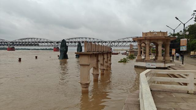 Muson yağmurları Ganj Nehri'nde suların yükselmesine neden oldu