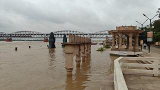 Muson yağmurları Ganj Nehri'nde suların yükselmesine neden oldu