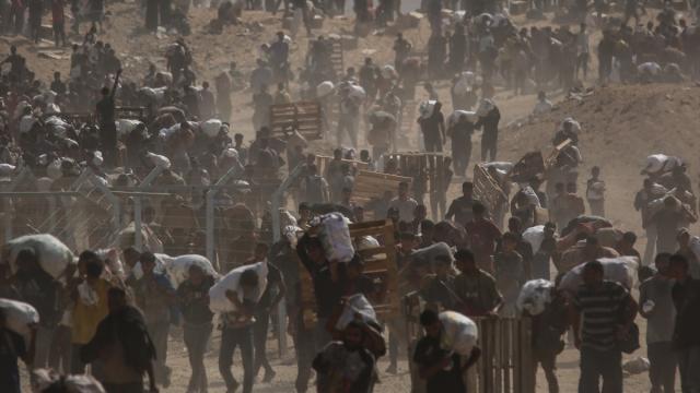 İsrail'in açlığa mahkum ettiği Gazzeliler, yardım almak için Netzarim Koridoruna akın etti